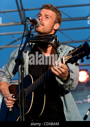 21. Juli 2011 führt - Santa Monica, Kalifornien, USA - australische Sängerin Kim Churchill bei der Twilight-Tanz-Serie auf dem Santa Monica Pier in einem Programm angekündigt als "Australien Rocks The Pier." Stockfoto