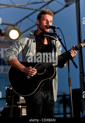 21. Juli 2011 führt - Santa Monica, Kalifornien, USA - australische Sängerin Kim Churchill bei der Twilight-Tanz-Serie auf dem Santa Monica Pier in einem Programm angekündigt als "Australien Rocks The Pier." Stockfoto