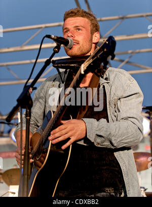 21. Juli 2011 führt - Santa Monica, Kalifornien, USA - australische Sängerin Kim Churchill bei der Twilight-Tanz-Serie auf dem Santa Monica Pier in einem Programm angekündigt als "Australien Rocks The Pier." Stockfoto