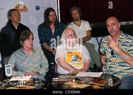 6. August 2011 - Mountain View, CA, USA - im Uhrzeigersinn von oben links, Kitaro, Jonathan Wilson, Jason Mraz, John Hall, David Crosby und Jackson Browne bei der Pressekonferenz im Vorfeld der Musiker United für sichere Energie (MUSE) Konzert.  Erlöse aus der All-Star-Vorteil werden Japan Disaste unterstützen. Stockfoto