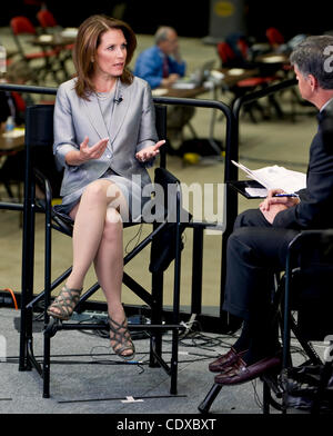 11. August 2011 spricht - Ames, Iowa, USA - Fox News-Kommentator Sean Hannity mit Gast Michele Bachmann im Post-republikanischen Debatte Spin Zimmer auf dem Campus der Iowa State University. (Kredit-Bild: © Brian Cahn/ZUMAPRESS.com) Stockfoto