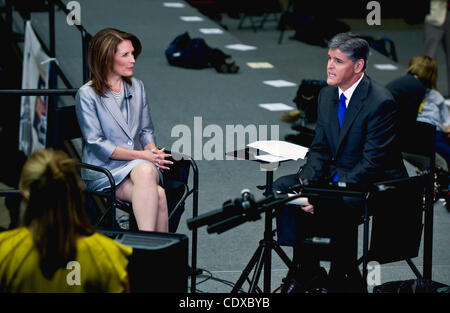 11. August 2011 spricht - Ames, Iowa, USA - Fox News-Kommentator Sean Hannity mit Gast Michele Bachmann im Post-republikanischen Debatte Spin Zimmer auf dem Campus der Iowa State University. (Kredit-Bild: © Brian Cahn/ZUMAPRESS.com) Stockfoto