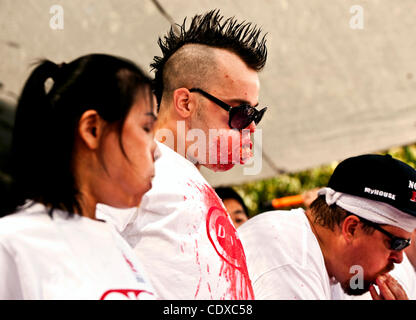 Aug. 20 2011 - Los Angeles, Kalifornien, USA - Patrick Bertoletti, Center, der Nummer zwei Ranglisten Esser der Welt isst 264 Gyoza (japanische Knödel) in 10 Minuten legen Sie einen neuen Weltrekord bei der jährlichen Nisei Week-Festival in der Innenstadt von Los Angeles. (Kredit-Bild: © Brian Cahn/ZUMAPRESS.com) Stockfoto