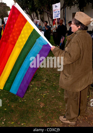 20. September 2011 - Fall West Hollywood, Kalifornien, USA - Robin Tyler, ein Petent in California Supreme Court um Proposition 8 kippen hält die amerikanischen und Regenbogen Fahnen als Homosexuell Rechte Anhänger sammeln, anlässlich der Aufhebung des US-Militärs Politik des "Don 't Ask, Don 't Tell."  QE2 Stockfoto