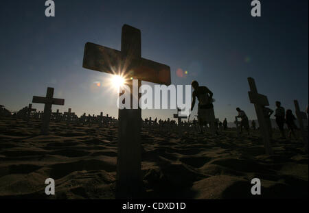 9. Oktober 2011 kreuzt - Los Angeles, Kalifornien, USA - am Arlington West Kriegerdenkmal in Santa Monica, Kalifornien am 9. Oktober 2011. Jedes Kreuz ist eine US-Soldaten im Irak und in Afghanistan getötet. (Kredit-Bild: © Ringo Chiu/ZUMAPRESS.com) Stockfoto