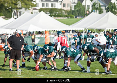 5. August 2011: Philadelphia Eagles head Coach Andy Reid mit Blick auf die Straftat während des Trainingslagers im Goodman Stadium auf dem Campus der Lehigh University in Bethlehem, Pennsylvania. (Kredit-Bild: © Chris Szagola/Cal Sport Media/ZUMAPRESS.com) Stockfoto