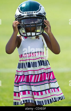 5. August 2011 - Bethlehem, Pennsylvania, USA - LONDON VICK trägt einen Helm, gehören zu ihrem Vater, Philadelphia Eagles-quarterback Michael Vick nach Trainingslager im Goodman Stadium auf dem Campus der Lehigh University. (Kredit-Bild: © Chris Szagola/Cal Sport Media/ZUMAPRESS.com) Stockfoto