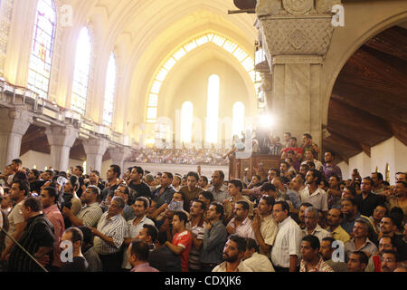 10. Oktober 2011 gesammelt - Kairo, Ägypten - koptische Christen in der Kirche von Abassaya, diejenigen zu trauern, die am Abend zuvor getötet wurden... Eine Beerdigung Masse und Protest fanden im Zentrum von Kairo heute für die Opfer des gestrigen Angriff.  Familien der getöteten ihre Toten identifiziert und bereitete sie f Stockfoto