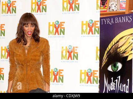 November 04 2011: Autorin, Schöpferin und Produzentin von ''America's Next Top Model'' und ''The Tyra Banks Show'', ehemaliges Victoria Secret Model Tyra Banks wirbt für ihr neues Buch 'Modelland' im Hue-man Book Store and Cafe in Harlem, New York.(Foto: &#169; Duncan Williams/Cal Sport Media/ZUMAPRESS Stockfoto