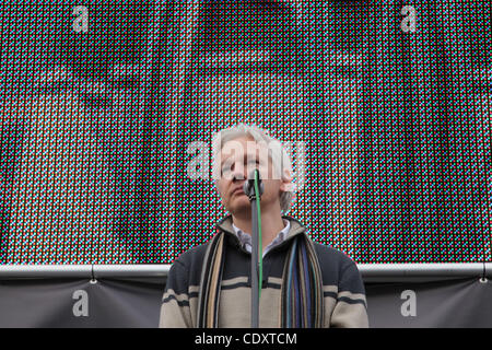 8. Oktober 2011 - London, England, Vereinigtes Königreich - JULIAN ASSANGE trat der Demonstration, um den Krieg zu beenden und er hielt eine Rede auf dem Trafalgar Square. Demonstranten versammelten sich am Trafalgar Square anlässlich der 10. Jahrestag des Afghanistan-Krieges in Afghanistan, beim Aufrufen der britischen Regierung auf withdra Stockfoto