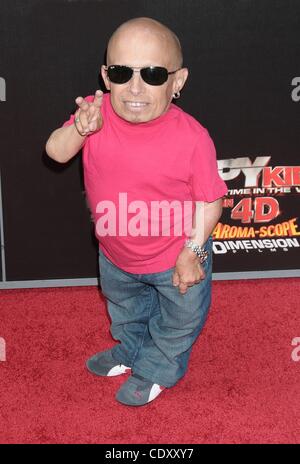 31. Juli 2011 abgehaltenen Königliche Kinos, L.A. Live, Los Angeles - Los Angeles, Kalifornien, USA - 31. Juli 2011 - Los Angeles, Kalifornien, USA - Schauspieler VERNE TROYER bei der Premiere von "Spy Kids All The Time in The World". (Kredit-Bild: © Paul Fenton/ZUMAPRESS.com) Stockfoto