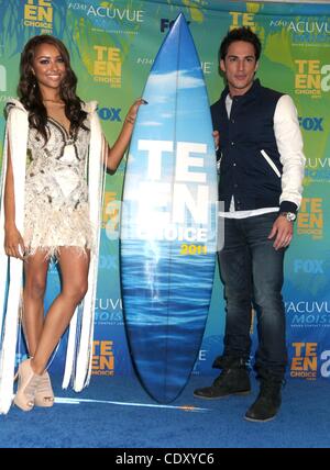 7. August 2011 - statt Los Angeles, Kalifornien, USA - 7. August 2011 - Los Angeles, Kalifornien, USA - Schauspielerin KATERINA GRAHAM, Schauspieler MICHAEL TREVINO bei 2011 Teen Choice Awards - Presseraum auf GDer Gibson Amphitheater, Los Angeles. (Kredit-Bild: © Paul Fenton/ZUMAPRESS.com) Stockfoto