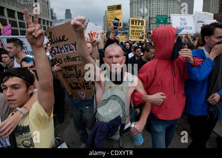 1. Oktober 2011 - New York, New York, USA - 700 hundert Demonstranten werden verhaftet überqueren die Brooklyn anlässlich des 2. Woche der neuen Bewegung "Wir sind die 99 %" Tausende von Demonstranten angefangen, ihr Lager im Liberty Plaza, durch, Lower Manhattan in Solidarität mit Union zu marschieren Stockfoto