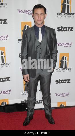 24. Oktober 2011 - Los Angeles, Kalifornien, USA - 24. Oktober 2011 - Los Angeles, Kalifornien, USA - Schauspieler JOSEPH GORDON-LEVITT auf der 15. jährlichen Hollywood Film Awards Gala im Beverly Hilton Hotel statt. (Kredit-Bild: © Paul Fenton/ZUMAPRESS.com) Stockfoto