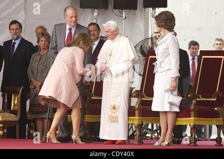 18. August 2011 - Madrid, Spanien - Papst Benedict XVI der spanische König Juan Carlos und Königin Sofia bei seiner Ankunft am Flughafen Barajas während der Feierlichkeiten der Weltjugendtag 2011 in Madrid, Spanien begleitet. (Bild Kredit: Jack Abuin/ZUMAPRESS.com ©) Stockfoto