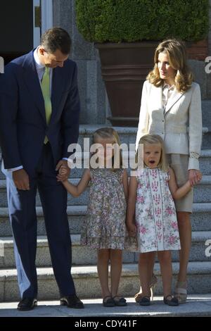 19. August 2011 - Madrid, Spanien - spanische König Juan Carlos, Königin Sofia, Prinz Felipe, Prinzessin Letizia, Prinzessin Leonor Prinzessin Sofia, Infantin Elena kümmert sich ihre Tochter Victoria Federica und Sohn Felipe Juan Froilan an einer Besprechung teilnehmen mit Papst Benedict XVI an der Zarzuela-Palast in Madrid, auf Augu Stockfoto