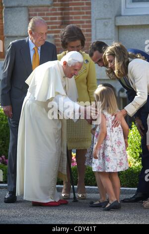 19. August 2011 - Madrid, Spanien - spanische König Juan Carlos, Königin Sofia, Prinz Felipe, Prinzessin Letizia, Prinzessin Leonor Prinzessin Sofia, Infantin Elena kümmert sich ihre Tochter Victoria Federica und Sohn Felipe Juan Froilan an einer Besprechung teilnehmen mit Papst Benedict XVI an der Zarzuela-Palast in Madrid, auf Augu Stockfoto