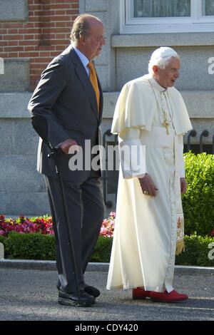 19. August 2011 - Madrid, Spanien - spanische König Juan Carlos, Königin Sofia, Prinz Felipe, Prinzessin Letizia, Prinzessin Leonor Prinzessin Sofia, Infantin Elena kümmert sich ihre Tochter Victoria Federica und Sohn Felipe Juan Froilan an einer Besprechung teilnehmen mit Papst Benedict XVI an der Zarzuela-Palast in Madrid, auf Augu Stockfoto