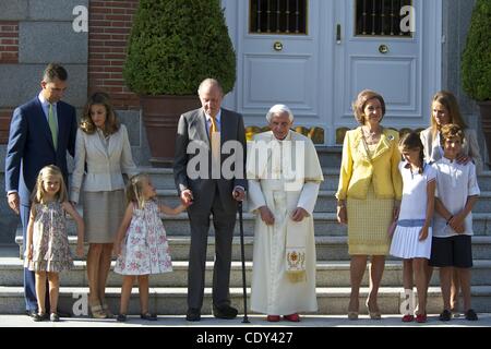 19. August 2011 - Madrid, Spanien - spanische König Juan Carlos, Königin Sofia, Prinz Felipe, Prinzessin Letizia, Prinzessin Leonor Prinzessin Sofia, Infantin Elena kümmert sich ihre Tochter Victoria Federica und Sohn Felipe Juan Froilan an einer Besprechung teilnehmen mit Papst Benedict XVI an der Zarzuela-Palast in Madrid, auf Augu Stockfoto