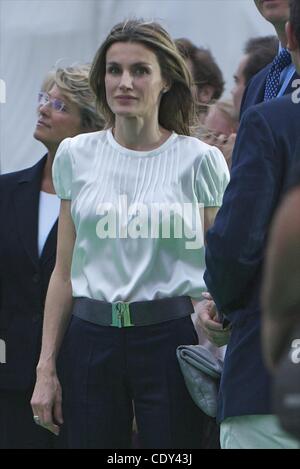 20. August 2011 - Madrid, Spanien - Prinz Felipe und Prinzessin Letizia besuchen eine "Gebetswache" unter der Leitung von Papst Benedict XVI auf dem Luftwaffenstützpunkt Cuatro Vientos (vier Winde) in Madrid am 20. August 2011 während der Weltjugendtag (WJT) Festlichkeiten. Rund 1 Million junge Pilger jubelten Papst Benedict XVI an eine Stockfoto