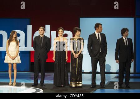 16. September 2011 - San Sebastian, Baskenland, Spanien - Schauspielerin Carice Van Houten, Schauspieler Clive Owen, spanische Schauspielerin Pilar Lopez de Ayala und Schauspielerin Ella Purnell besuchen "Eindringlinge" Premiere im Kursaal Palace während des 59. San Sebastian International Film Festival am 16. September 2011 in San Sebasti Stockfoto