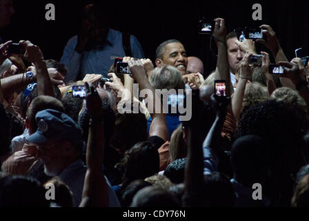 3. August 2011 - Chicago, Illinois, USA - nach seiner Rede Präsident BARACK OBAMA das Publikum grüßt erhöhen viele ihre Kameras aufzeichnen der Präsident in Chicago zu sehen. (Kredit-Bild: © Karen I. Hirsch/ZUMAPRESS.com) Stockfoto