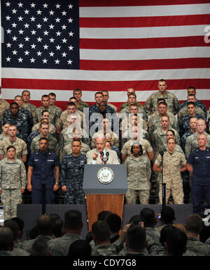 24. August 2011 - Yokota Air Force Base, besucht Japan - USA-Vize-Präsident Joe Biden Yokota Air Force Base, die Soldaten, Matrosen, Flieger, Marines, Küste Gardisten, zivile Mitarbeiter und ihre Familien, die in Hilfsmaßnahmen nach der Great East Japan Erdbeben engagiert zu erkennen Stockfoto