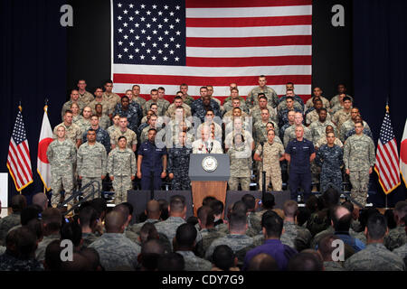 24. August 2011 - Yokota Air Force Base, besucht Japan - USA-Vize-Präsident Joe Biden Yokota Air Force Base, die Soldaten, Matrosen, Flieger, Marines, Küste Gardisten, zivile Mitarbeiter und ihre Familien, die in Hilfsmaßnahmen nach der Great East Japan Erdbeben engagiert zu erkennen Stockfoto