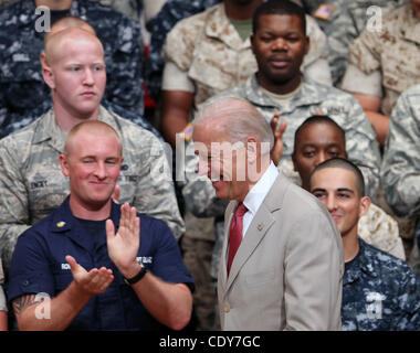 24. August 2011 - Yokota Air Force Base, besucht Japan - USA-Vize-Präsident Joe Biden Yokota Air Force Base, die Soldaten, Matrosen, Flieger, Marines, Küste Gardisten, zivile Mitarbeiter und ihre Familien, die in Hilfsmaßnahmen nach der Great East Japan Erdbeben engagiert zu erkennen Stockfoto