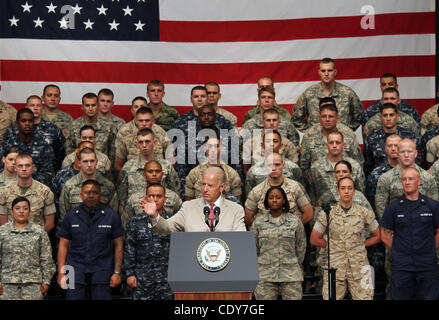 24. August 2011 - Yokota Air Force Base, besucht Japan - USA-Vize-Präsident Joe Biden Yokota Air Force Base, die Soldaten, Matrosen, Flieger, Marines, Küste Gardisten, zivile Mitarbeiter und ihre Familien, die in Hilfsmaßnahmen nach der Great East Japan Erdbeben engagiert zu erkennen Stockfoto