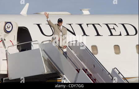 24. August 2011 - Yokota Air Force Base, besucht Japan - USA-Vize-Präsident Joe Biden Yokota Air Force Base, die Soldaten, Matrosen, Flieger, Marines, Küste Gardisten, zivile Mitarbeiter und ihre Familien, die in Hilfsmaßnahmen nach der Great East Japan Erdbeben engagiert zu erkennen Stockfoto