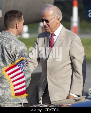 24. August 2011 - Yokota Air Force Base, besucht Japan - USA-Vize-Präsident Joe Biden Yokota Air Force Base, die Soldaten, Matrosen, Flieger, Marines, Küste Gardisten, zivile Mitarbeiter und ihre Familien, die in Hilfsmaßnahmen nach der Great East Japan Erdbeben engagiert zu erkennen Stockfoto