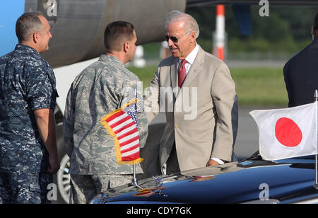 24. August 2011 - Yokota Air Force Base, besucht Japan - USA-Vize-Präsident Joe Biden Yokota Air Force Base, die Soldaten, Matrosen, Flieger, Marines, Küste Gardisten, zivile Mitarbeiter und ihre Familien, die in Hilfsmaßnahmen nach der Great East Japan Erdbeben engagiert zu erkennen Stockfoto