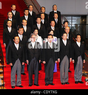 2. September 2011 posiert für Fotografen mit seinem neuen Mitglieder des Kabinetts an seinem Amtssitz in Tokyo, Japan - Tokyo, Japan - neue japanische Premierminister YOSHIHIKO NODA(C, front row). Sein Kabinett wird offiziell gestartet. (Kredit-Bild: © Koichi Kamoshida/Jana Press/ZUMAPRESS.com) Stockfoto