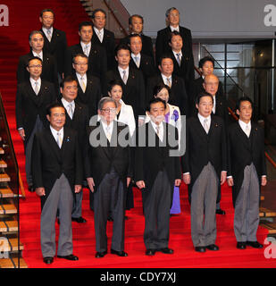 2. September 2011 posiert für Fotografen mit seinem neuen Mitglieder des Kabinetts an seinem Amtssitz in Tokyo, Japan - Tokyo, Japan - neue japanische Premierminister YOSHIHIKO NODA(C, front row). Sein Kabinett wird offiziell gestartet. (Kredit-Bild: © Koichi Kamoshida/Jana Press/ZUMAPRESS.com) Stockfoto