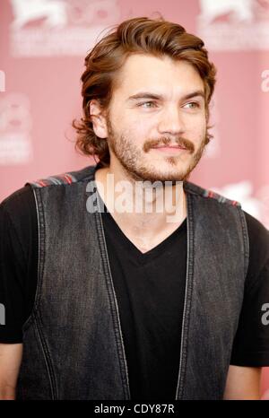 8. September 2011 - Hollywood, Kalifornien, US - EMILE HIRSCH. Killer Joe photocall.68th Venice International Film Festival.Venice, Italy.September 08, 2011. (Kredit-Bild: © Roger Harvey/Globe Photos/ZUMAPRESS.com) Stockfoto