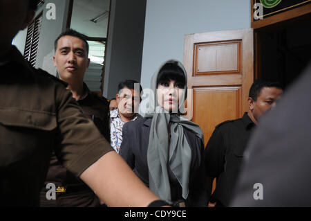 9. November 2011 - Jakarta, Indonesien - Inong Malinda aka '' Melinda Dee'', ehemalige Relationship Manager bei Citigroup Inc. Indonesien Operationen, während einer ihrer Testversion beim South Jakarta Amtsgericht in Jakarta, Indonesien, 9. November 2011. Dee war angeklagt wegen Geldwäsche und verletzen Bankgesetze Stockfoto