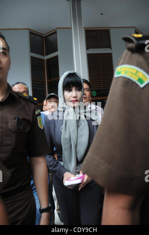 9. November 2011 - Jakarta, Indonesien - Inong Malinda aka '' Melinda Dee'', ehemalige Relationship Manager bei Citigroup Inc. Indonesien Operationen, während einer ihrer Testversion beim South Jakarta Amtsgericht in Jakarta, Indonesien, 9. November 2011. Dee war angeklagt wegen Geldwäsche und verletzen Bankgesetze Stockfoto