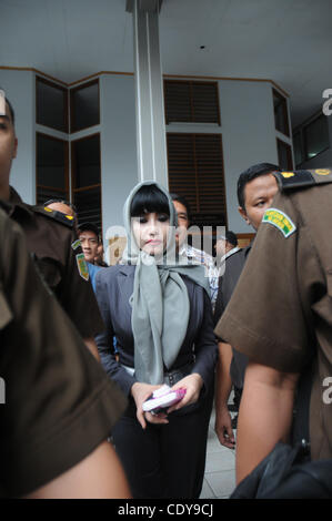 9. November 2011 - Jakarta, Indonesien - Inong Malinda aka '' Melinda Dee'', ehemalige Relationship Manager bei Citigroup Inc. Indonesien Operationen, während einer ihrer Testversion beim South Jakarta Amtsgericht in Jakarta, Indonesien, 9. November 2011. Dee war angeklagt wegen Geldwäsche und verletzen Bankgesetze Stockfoto