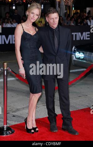 20. Oktober 2011 - statt Los Angeles, Kalifornien, USA - Schauspielerin RACHEL ROBERTS, Regisseur ANDREW NICCOL auf "In Time" Hollywood Premiere im Regency Village Theater, Los Angeles. (Kredit-Bild: © Jeff Frank/ZUMAPRESS.com) Stockfoto