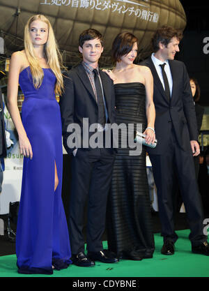 22. Oktober 2011 - Tokyo, Japan - Schauspielerin GABRIELLA WILDE (L), Schauspieler LOGAN LERMAN (2 L), MILLA JOVOVICH (2R) und Direktor PAUL W.S. UNDERSON (R) Atttend die Eröffnungsfeier von der 24. Tokyo International Film Festival (TIFF) Förderung ihres Films "Die drei Musketiere" in Roppongi Hills in Tokio, Japan Stockfoto