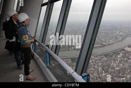 30. Oktober 2011 - Tokyo, Japan - Reporter stehen auf der Aussichtsplattform, platziert in der Höhe von 350 Meter von den Tokyo Sky Tree in Tokio, Japan, am Sonntag, den 30. Oktober 2011.Tokyo Sky Tree wird am 22. Mai 2012 für die Öffentlichkeit geöffnet und es wird 634 Metern 2.080 stehen, wenn es fertig ist, überschreiten Stockfoto