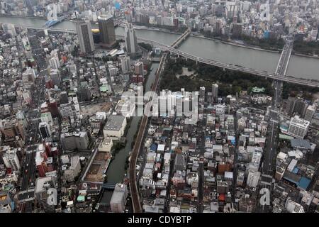 30. Oktober 2011 - Tokyo, Japan - Blick von der Aussichtsplattform in Höhe von 350 Meter von den Tokyo Sky Tree in Tokio, Japan, am Sonntag, den 30. Oktober gilt 2011.Tokyo Sky Tree für die Öffentlichkeit am 22. Mai 2012 und es öffnet 634 Metern 2.080 stehen wird, wenn es fertig ist, mehr als 600 erfüllt Stockfoto