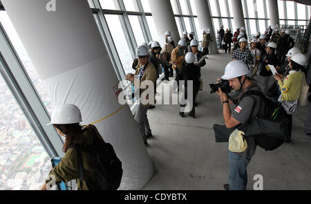 30. Oktober 2011 - Tokyo, Japan - Reporter stehen auf der Aussichtsplattform, platziert in der Höhe von 350 Meter von den Tokyo Sky Tree in Tokio, Japan, am Sonntag, den 30. Oktober 2011.Tokyo Sky Tree wird am 22. Mai 2012 für die Öffentlichkeit geöffnet und es wird 634 Metern 2.080 stehen, wenn es fertig ist, überschreiten Stockfoto