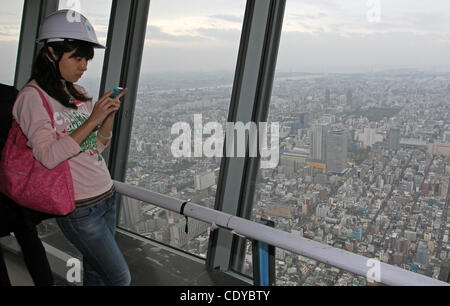 30. Oktober 2011 - Tokyo, Japan - Reporter stehen auf der Aussichtsplattform, platziert in der Höhe von 350 Meter von den Tokyo Sky Tree in Tokio, Japan, am Sonntag, den 30. Oktober 2011.Tokyo Sky Tree wird am 22. Mai 2012 für die Öffentlichkeit geöffnet und es wird 634 Metern 2.080 stehen, wenn es fertig ist, überschreiten Stockfoto