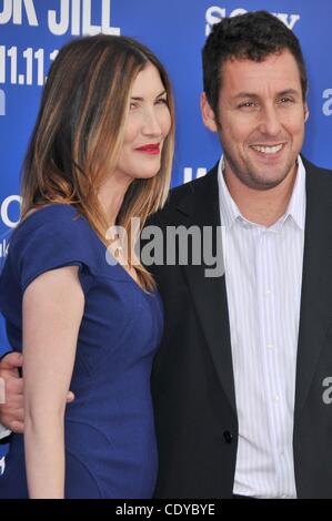 6. November 2011 - Los Angeles, Kalifornien, USA - Schauspieler ADAM SANDLER, Frau JACKIE SANDLER in "Jack and Jill" Los Angeles Premiere am Westwood Village Theater statt. (Kredit-Bild: © Jeff Frank/ZUMAPRESS.com) Stockfoto