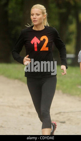 11. Oktober 2011 - New York, New York, US - Schauspielerin GWYNETH PALTROW am Filmset ihres neuen Films "Vielen Dank für Sharing" statt im Central Park (Credit Bild: Nancy Kaszerman/ZUMAPRESS.com ©) Stockfoto