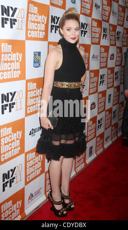 11. Oktober 2011 - New York, New York, US - Schauspielerin ELIZABETH OLSEN besucht die New Yorker Premiere von "Martha Marcy May Marlene" während der 49. Annual New York Film Festival in der Alice Tully Hall im Lincoln Center statt. (Bild Kredit: Nancy Kaszerman/ZUMAPRESS.com ©) Stockfoto