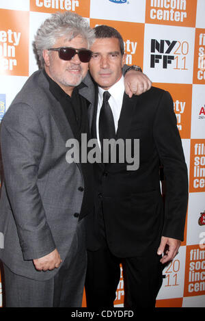 12. Oktober 2011 - New York, New York, US - Regisseur PEDRO ALMODOVAR und Schauspieler ANTONIO BANDERAS besuchen die New Yorker Premiere von "The Skin ich Live In" während der 49. Annual New York Film Festival in der Alice Tully Hall im Lincoln Center statt. (Bild Kredit: Nancy Kaszerman/ZUMAPRESS.com ©) Stockfoto