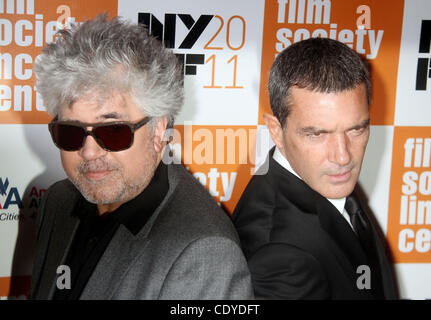 12. Oktober 2011 - New York, New York, US - Regisseur PEDRO ALMODOVAR und Schauspieler ANTONIO BANDERAS besuchen die New Yorker Premiere von "The Skin ich Live In" während der 49. Annual New York Film Festival in der Alice Tully Hall im Lincoln Center statt. (Bild Kredit: Nancy Kaszerman/ZUMAPRESS.com ©) Stockfoto